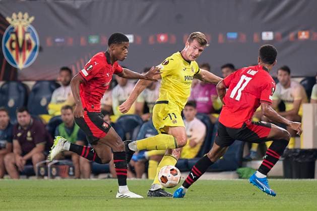 Europa League Group F, Villarreal CF v Stade Rennais FC VILLARREAL, OCTOBER 5: Alexander Sorloth of Villarreal CF competes for the ball with Ludovic Blas of Stade Rennais FC during the UEFA Europa League group F match between Villarreal CF and Stade Rennais FC at estadio de la Ceramica in Villarreal on October 5, 2023. (Photo by Photo Players Images) Villarreal Estadio de la Ceramica Castellon Spain Copyright: xJosexTorresx xPhotoxPlayersxImagesx
