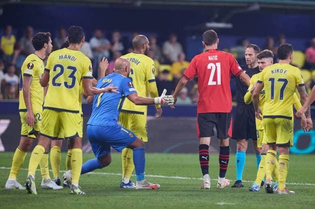 Pepe Reina of Villarreal CF talks with referee during the UEFA Europa League match between Villarreal and Rennes at Estadio de la Ceramica on October 5, 2023 in Villarreal, Spain. FOOTBALL : Villarreal vs Stade Rennes Football Club - UEFA Europa Leage - 05 10 2023 AlvaroMedranda Panoramic 