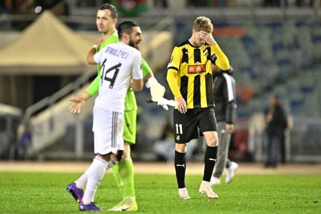GÖTEBORG 20231005 Häckens Samuel Gustafsson deppar och Qarabags Elvin Jafarguliyev firar efter slutsignalen och förlust med 0 - 1 efter tordagens fotbollsmatch i Europa League mellan BK Häcken och Qarabag FK fran Azerbajdzjan pa Ullevi. Göteborg Sverige x9200x
