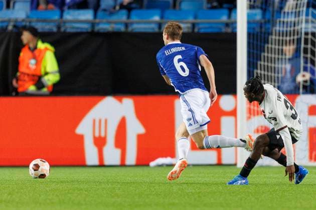 UEFA Europa League i fotball 2023: Molde - Bayer Leverkusen (1-2) Molde 20231005. Moldes Martin Ellingsen mister ballen i duell med Jeremie Frimpong som like etter scorer 0-1 malet under Europa League kampen i fotball mellom Molde og Bayer Leverkusen pa Aker Stadion. Foto: Svein Ove Ekornesvag NTB Molde Norge EDITORIAL USE ONLY. RESTRICTED USE FOR BETTING COMPANIES Ref:_SPOALN3-ZbV6JE.jpg  Copyright: xSveinxOvexEkornesvagx xNTBx