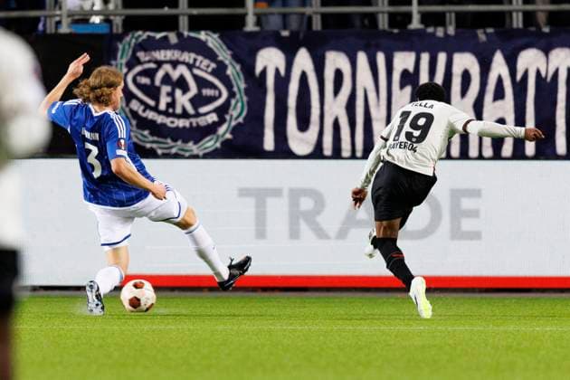 UEFA Europa League i fotball 2023: Molde - Bayer Leverkusen (1-2) Molde 20231005. Bayer Leverkusens Nathan Tella scorer 0-2 i duell med Casper oyvann under Europa League kampen i fotball mellom Molde og Bayer Leverkusen pa Aker Stadion. Foto: Svein Ove Ekornesvag NTB Molde Norge EDITORIAL USE ONLY. RESTRICTED USE FOR BETTING COMPANIES Ref:_SPOth43GPcLYec.jpg  Copyright: xSveinxOvexEkornesvagx xNTBx