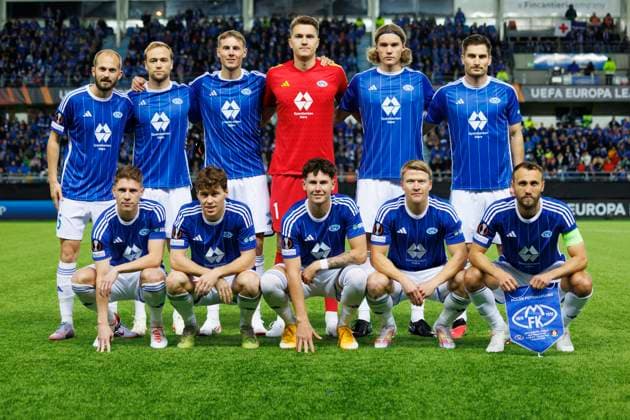 UEFA Europa League i fotball 2023: Molde - Bayer Leverkusen (1-2) Molde 20231005. Moldes Eirik Hestad (bak tv), Martin Ellingsen, Anders Hagelskjaer, keeper Jacob Karlstrom, Casper oyvann, Kristoffer Haugen, Markus Kaasa, Emil Breivik, Mathias Fjortoft Lovik, Kristian Eriksen og Magnus Wolff Eikrem samlet til lagbilde for avspark under Europa League kampen i fotball mellom Molde og Bayer Leverkusen pa Aker Stadion. Foto: Svein Ove Ekornesvag NTB Molde Norge EDITORIAL USE ONLY. RESTRICTED USE FOR BETTING COMPANIES Ref:_SPOGBOmMtClJ-I.jpg  Copyright: xSveinxOvexEkornesvagx xNTBx