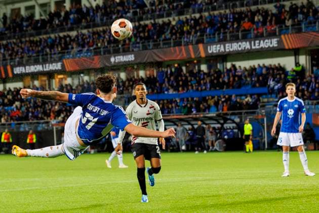 UEFA Europa League i fotball 2023: Molde - Bayer Leverkusen (1-2) Molde 20231005. Moldes Mathias Fjortoft Lovik med en akrobatisk avslutning som gar over mal under Europa League kampen i fotball mellom Molde og Bayer Leverkusen pa Aker Stadion. Foto: Svein Ove Ekornesvag NTB Molde Norge EDITORIAL USE ONLY. RESTRICTED USE FOR BETTING COMPANIES Ref:_SPOWvkj6Mg7hhg.jpg  Copyright: xSveinxOvexEkornesvagx xNTBx