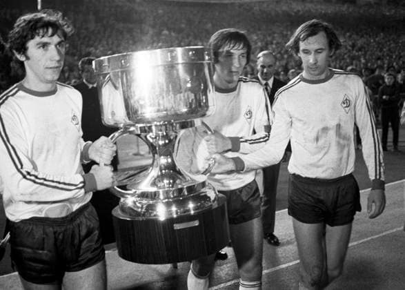 ITAR-TASS: USSR, KIEV. Dynamo Kiev has won European Super Cup defeating Bayern Munich in the final match. Dynamo s Anatoly Konkov, Mykhaylo Fomenko, and Volodymyr Veremeyev (L-R) holding the trophy.  1001676