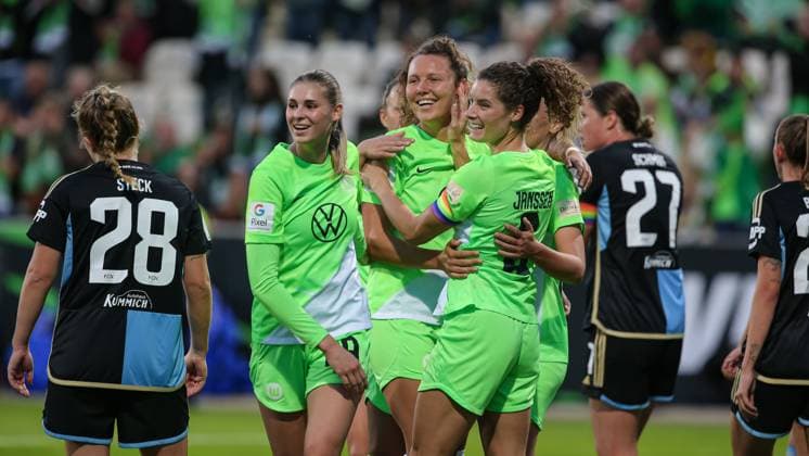 Sport Themen der Woche KW40 Sport Bilder des Tages v.li.: Jule Brand (VfL Wolfsburg, 29), Torschützin Fenna Kalma (VfL Wolfsburg, 19) und Dominique Janssen (VfL Wolfsburg, 6) mit Torjubel, Jubel, jubeln, jubelt, optimistisch, Spielszene, Highlight, Freude über das Tor zum 1:0, DIE DFB-RICHTLINIEN UNTERSAGEN JEGLICHE NUTZUNG VON FOTOS ALS SEQUENZBILDER UND ODER VIDEOÄHNLICHE FOTOSTRECKEN. DFB REGULATIONS PROHIBIT ANY USE OF PHOTOGRAPHS AS IMAGE SEQUENCES AND OR QUASI-VIDEO., 06.10.2023, Wolfsburg (Deutschland), Fussball, Google Pixel Frauen-Bundesliga, VfL Wolfsburg - 1. FC Nürnberg *** f l Jule Brand VfL Wolfsburg, 29 , goal scorer Fenna Kalma VfL Wolfsburg, 19 and Dominique Janssen VfL Wolfsburg, 6 with goal celebration, cheering, jubilation, optimistic, game scene, highlight, joy about the goal to 1 0, THE DFB DIRECTIVES PROHIBIT ANY USE OF PHOTOGRAPHS AS IMAGE SEQUENCES AND OR QUASI VIDEO , 06 10 2023, Wolfsburg Germany , Football , Google Pixel Womens Bundesliga , VfL Wolfsburg 1 FC Nürnberg xobx