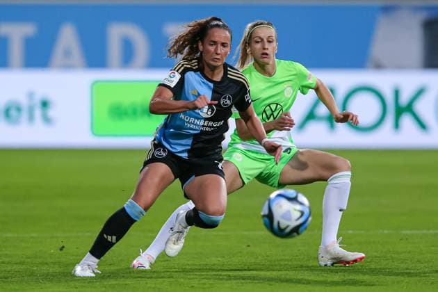 v.li.: Elena Mühlemann (1. FC Nürnberg, 14) und Kathrin Hendrich (Kathy, VfL Wolfsburg, 4) im Zweikampf, Duell, Dynamik, Aktion, Action, Spielszene, DIE DFB-RICHTLINIEN UNTERSAGEN JEGLICHE NUTZUNG VON FOTOS ALS SEQUENZBILDER UND ODER VIDEOÄHNLICHE FOTOSTRECKEN. DFB REGULATIONS PROHIBIT ANY USE OF PHOTOGRAPHS AS IMAGE SEQUENCES AND OR QUASI-VIDEO., 06.10.2023, Wolfsburg (Deutschland), Fussball, Google Pixel Frauen-Bundesliga, VfL Wolfsburg - 1. FC Nürnberg