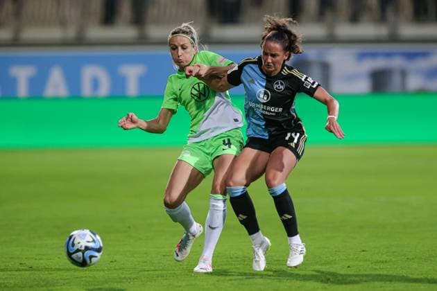 v.li.: Kathrin Hendrich (Kathy, VfL Wolfsburg, 4) und Elena Mühlemann (1. FC Nürnberg, 14) im Zweikampf, Duell, Dynamik, Aktion, Action, Spielszene, DIE DFB-RICHTLINIEN UNTERSAGEN JEGLICHE NUTZUNG VON FOTOS ALS SEQUENZBILDER UND ODER VIDEOÄHNLICHE FOTOSTRECKEN. DFB REGULATIONS PROHIBIT ANY USE OF PHOTOGRAPHS AS IMAGE SEQUENCES AND OR QUASI-VIDEO., 06.10.2023, Wolfsburg (Deutschland), Fussball, Google Pixel Frauen-Bundesliga, VfL Wolfsburg - 1. FC Nürnberg