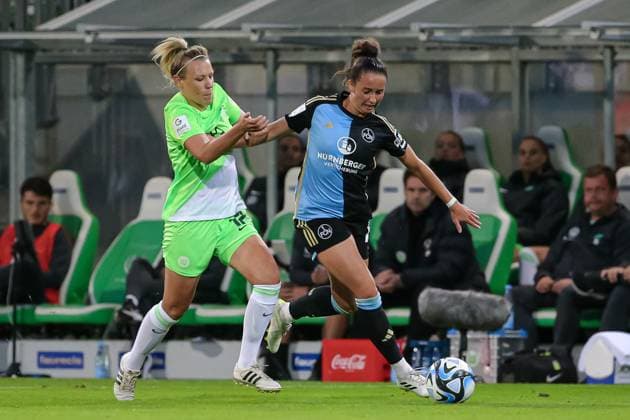 v.li.: Kristin Demann (VfL Wolfsburg, 17) und Elena Mühlemann (1. FC Nürnberg, 14) im Zweikampf, Duell, Dynamik, Aktion, Action, Spielszene, DIE DFB-RICHTLINIEN UNTERSAGEN JEGLICHE NUTZUNG VON FOTOS ALS SEQUENZBILDER UND ODER VIDEOÄHNLICHE FOTOSTRECKEN. DFB REGULATIONS PROHIBIT ANY USE OF PHOTOGRAPHS AS IMAGE SEQUENCES AND OR QUASI-VIDEO., 06.10.2023, Wolfsburg (Deutschland), Fussball, Google Pixel Frauen-Bundesliga, VfL Wolfsburg - 1. FC Nürnberg