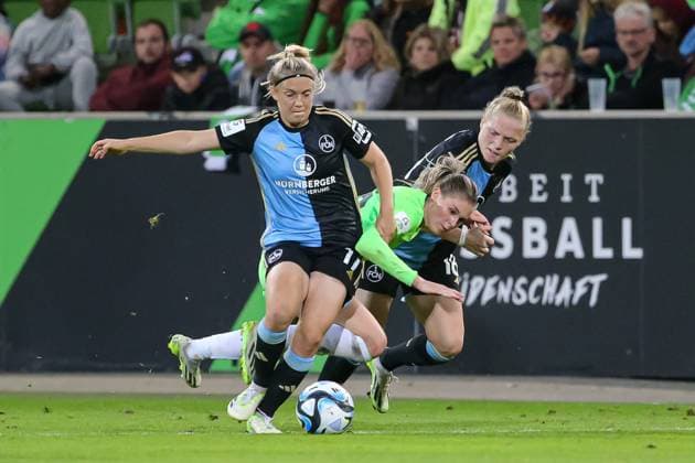 v.li.: Livia Brunmair (1. FC Nürnberg, 17), Jule Brand (VfL Wolfsburg, 29) und Franziska Mai (1. FC Nürnberg, 18) im Zweikampf, Duell, Dynamik, Aktion, Action, Spielszene, DIE DFB-RICHTLINIEN UNTERSAGEN JEGLICHE NUTZUNG VON FOTOS ALS SEQUENZBILDER UND ODER VIDEOÄHNLICHE FOTOSTRECKEN. DFB REGULATIONS PROHIBIT ANY USE OF PHOTOGRAPHS AS IMAGE SEQUENCES AND OR QUASI-VIDEO., 06.10.2023, Wolfsburg (Deutschland), Fussball, Google Pixel Frauen-Bundesliga, VfL Wolfsburg - 1. FC Nürnberg