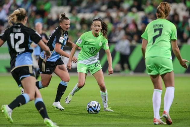 v.li.: Joelle Wedemeyer (VfL Wolfsburg, 24) am Ball, Einzelbild, Ganzkörper, Aktion, Action, Spielszene, DIE DFB-RICHTLINIEN UNTERSAGEN JEGLICHE NUTZUNG VON FOTOS ALS SEQUENZBILDER UND ODER VIDEOÄHNLICHE FOTOSTRECKEN. DFB REGULATIONS PROHIBIT ANY USE OF PHOTOGRAPHS AS IMAGE SEQUENCES AND OR QUASI-VIDEO., 06.10.2023, Wolfsburg (Deutschland), Fussball, Google Pixel Frauen-Bundesliga, VfL Wolfsburg - 1. FC Nürnberg