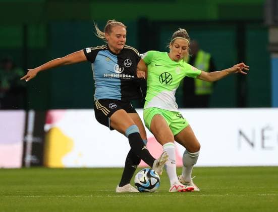 VfL vs. Nürnberg, BL Frauen Wolfsburg, 06.10.2023, FUßBALL - VfL Wolfsburg vs. 1. FC Nürnberg, Google Pixel Frauen-Bundesliga, Saison 2023 24. Kerstin Bogenschütz (FC Nürnberg), Kathrin Hendrich (VfL Wolfsburg) Wolfsburg