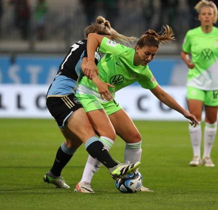 VfL vs. Nürnberg, BL Frauen Wolfsburg, 06.10.2023, FUßBALL - VfL Wolfsburg vs. 1. FC Nürnberg, Google Pixel Frauen-Bundesliga, Saison 2023 24. Livia Brunmair (FC Nürnberg), Chantal Hagel (VfL Wolfsburg) Wolfsburg