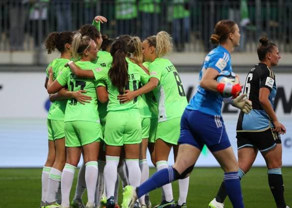 VfL vs. Nürnberg, BL Frauen Wolfsburg, 06.10.2023, FUßBALL - VfL Wolfsburg vs. 1. FC Nürnberg, Google Pixel Frauen-Bundesliga, Saison 2023 24. Fenna Kalma (VfL Wolfsburg) jubelt mit der Mannschaft nach ihrem Tor zum 1:0 Wolfsburg