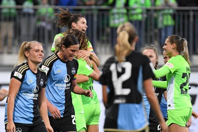 Fußball I Frauen I Saison 2023-2024 I 3. Spieltag I VfL Wolfsburg - 1. FC Nürnberg I 06.10.2023 Torjubel beim VfL Wolfsburg nach dem 1:0 von Fenna Kalma (19, VfL Wolfsburg), Dominique Janssen (6, VfL Wolfsburg) freut sich besonders für die Torschützin Wolfsburg AOK Stadion Niedersachsen Deutschland Copyright: xLobeca InesxHähnelx