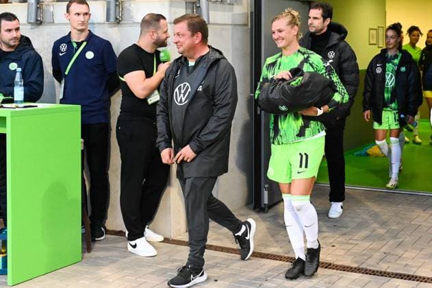 Fußball I Frauen I Saison 2023-2024 I 3. Spieltag I VfL Wolfsburg - 1. FC Nürnberg I 06.10.2023 Alexandra Popp (11, VfL Wolfsburg) nimmt vorerst auf der Bank platz Freisteller, Nahaufnahme, Porträt, Portrait, Einzelfoto, Einzelbild, Körper Wolfsburg AOK Stadion Niedersachsen Deutschland Copyright: xLobeca InesxHähnelx