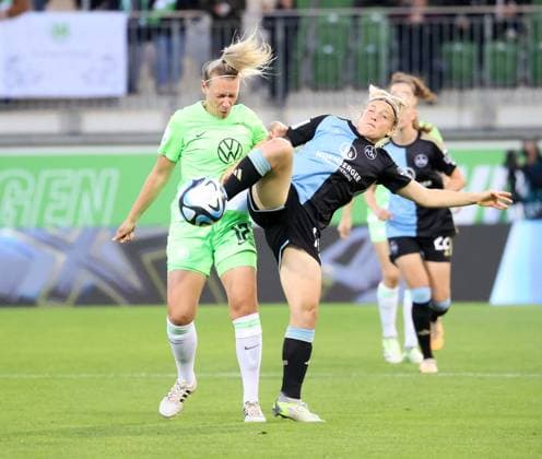 Kristin Demann (VfL Wolfsburg), Franziska Mai (1. FC Nuernberg) Fussball, Frauen, Saison 2023 2024, 1.Liga, Google Pixel Frauen-Bundesliga, VfL Wolfsburg gegen 1.FC Nuernberg DFL REGULATIONS PROHIBIT ANY USE OF PHOTOGRAPHS AS IMAGE SEQUENCES AND OR QUASI-VIDEO.