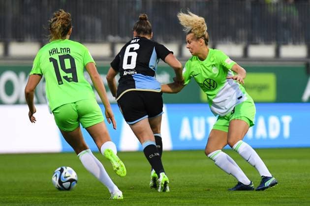 Fußball I Frauen I Saison 2023-2024 I 3. Spieltag I VfL Wolfsburg - 1. FC Nürnberg I 06.10.2023 Kampf um den Ball, Jessica May (6, 1. FC Nürnberg) musss sich gegen Fenna Kalma (19, VfL Wolfsburg) und Lena Lattwein (8, VfL Wolfsburg) behaupten Wolfsburg AOK Stadion Niedersachsen Deutschland Copyright: xLobeca InesxHähnelx