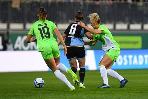 Fußball I Frauen I Saison 2023-2024 I 3. Spieltag I VfL Wolfsburg - 1. FC Nürnberg I 06.10.2023 Kampf um den Ball, Jessica May (6, 1. FC Nürnberg) musss sich gegen Fenna Kalma (19, VfL Wolfsburg) und Lena Lattwein (8, VfL Wolfsburg) behaupten Wolfsburg AOK Stadion Niedersachsen Deutschland Copyright: xLobeca InesxHähnelx