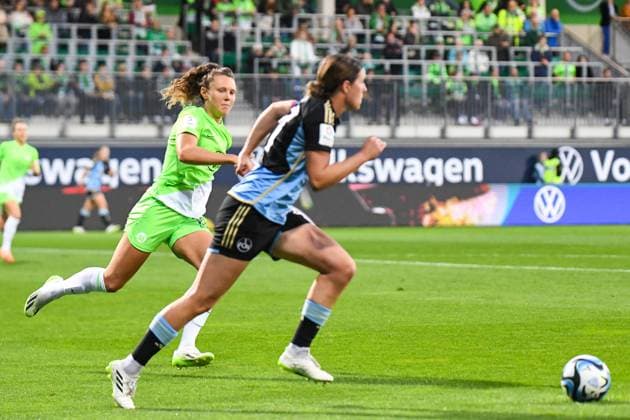 Fußball I Frauen I Saison 2023-2024 I 3. Spieltag I VfL Wolfsburg - 1. FC Nürnberg I 06.10.2023 Fenna Kalma (19, VfL Wolfsburg) läuft Lara Schmidt (27, 1. FC Nürnberg) an Wolfsburg AOK Stadion Niedersachsen Deutschland Copyright: xLobeca InesxHähnelx