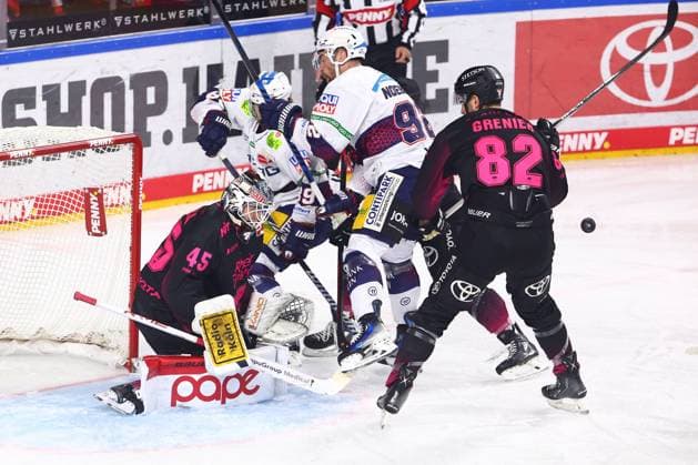Sport Themen der Woche KW40 Sport Bilder des Tages Marcel Noebels (Berlin) vor dem Tor von Tobias Ancicka (Koeln) Koelner Haie vs Eisbaeren Berlin, Eishockey, DEL, 06.10.2023 Koelner Haie vs Eisbaeren Berlin, Eishockey, DEL, 06.10.2023 Koeln *** Marcel Noebels Berlin in front of the goal of Tobias Ancicka Koeln Koelner Haie vs Eisbaeren Berlin, ice hockey, DEL, 06 10 2023 Koelner Haie vs Eisbaeren Berlin, ice hockey, DEL, 06 10 2023 Koeln Copyright: xEibner-Pressefotox EP_RWS