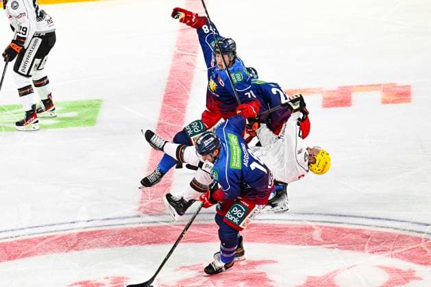Sport Themen der Woche KW40 Sport Bilder des Tages Eishockey DEL - Düsseldorfer EG vs Löwen Frankfurt am 06.10.2023 im PSD Bank Dome in Düsseldorf Düsseldorfs Luke Green (Nr.78) mit einem open-ice-hit gegen Frankfurts Ville Lajunen (Nr.47) *** Eishockey DEL Düsseldorfer EG vs Löwen Frankfurt on 06 10 2023 at PSD Bank Dome in Düsseldorf Düsseldorfs Luke Green Nr 78 with an open ice hit against Frankfurts Ville Lajunen Nr 47 WD
