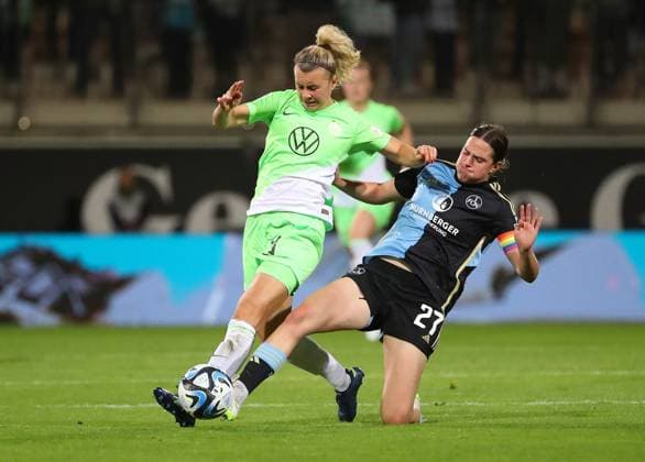 VfL vs. Nürnberg, BL Frauen Wolfsburg, 06.10.2023, FUßBALL - VfL Wolfsburg vs. 1. FC Nürnberg, Google Pixel Frauen-Bundesliga, Saison 2023 24. Lena Lattwein (VfL Wolfsburg), Lara Schmidt (FC Nürnberg) Wolfsburg