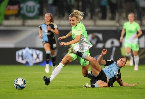 VfL vs. Nürnberg, BL Frauen Wolfsburg, 06.10.2023, FUßBALL - VfL Wolfsburg vs. 1. FC Nürnberg, Google Pixel Frauen-Bundesliga, Saison 2023 24. Lena Lattwein (VfL Wolfsburg), Lara Schmidt (FC Nürnberg) Wolfsburg