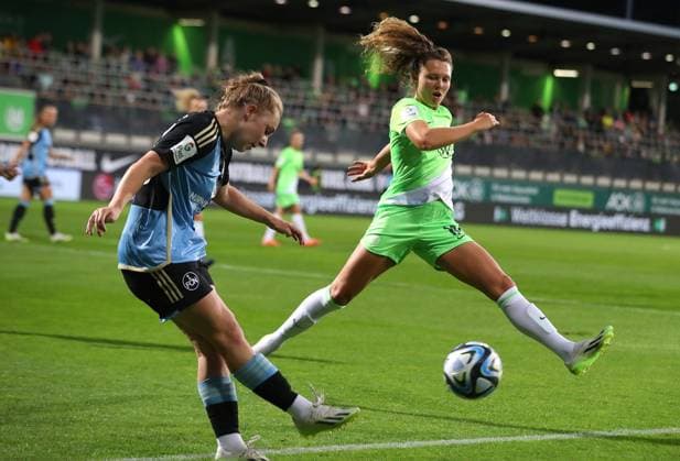 VfL vs. Nürnberg, BL Frauen Wolfsburg, 06.10.2023, FUßBALL - VfL Wolfsburg vs. 1. FC Nürnberg, Google Pixel Frauen-Bundesliga, Saison 2023 24. Franziska Mai (FC Nürnberg), Fenna Kalma (VfL Wolfsburg) Wolfsburg