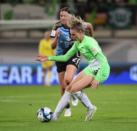 VfL vs. Nürnberg, BL Frauen Wolfsburg, 06.10.2023, FUßBALL - VfL Wolfsburg vs. 1. FC Nürnberg, Google Pixel Frauen-Bundesliga, Saison 2023 24. Lara Schmidt (FC Nürnberg), Jule Brand (VfL Wolfsburg) Wolfsburg