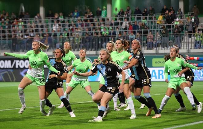 VfL vs. Nürnberg, BL Frauen Wolfsburg, 06.10.2023, FUßBALL - VfL Wolfsburg vs. 1. FC Nürnberg, Google Pixel Frauen-Bundesliga, Saison 2023 24. Dominique Janssen (VfL Wolfsburg), Jule Brand (VfL Wolfsburg), Katja Pöschl (FC Nürnberg), Nuria Rabano (VfL Wolfsburg) Wolfsburg