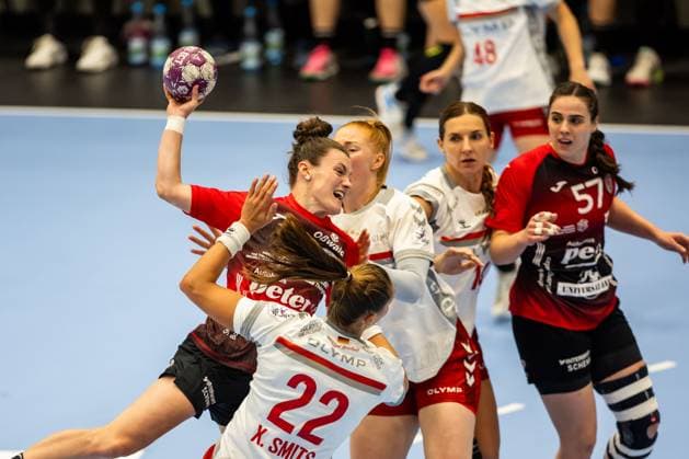 Sport Themen der Woche KW40 Sport Bilder des Tages 06.10.2023, GER, Handball, Frauen, Saison 2023 2024, 1.BL, Thüringer HC - SG BBM Bietigheim Xenia Smits (SG BBM Bietigheim) Sonja Frey (Thueringer HC) Bad Langensalza Salza Halle Thüringen Deutschland *** 06 10 2023, GER, handball, women, season 2023 2024, 1 BL, Thüringer HC SG BBM Bietigheim Xenia Smits SG BBM Bietigheim Sonja Frey Thueringer HC Bad Langensalza Salza Halle Thuringia Germany