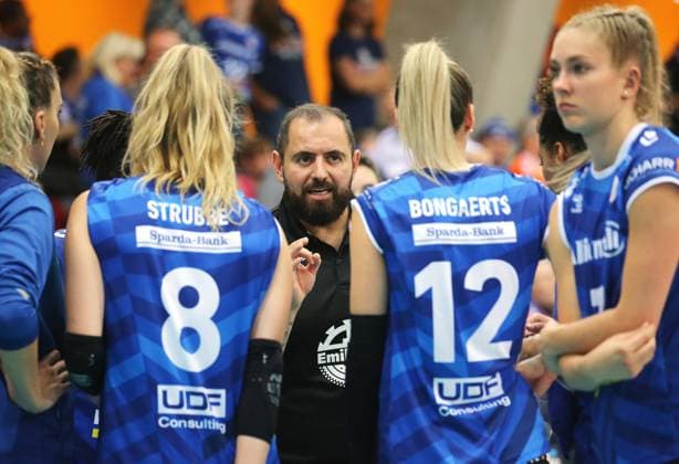BAU 06.10.2023 Stuttgart Volleyball Allianz MTV Stuttgart vs. VC Wiesbaden, Trainer Konstantin Bitter (Stuttgart, Mitte)