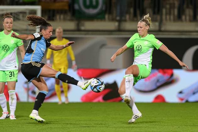 v.li.: Elena Mühlemann (1. FC Nürnberg, 14) und Kristin Demann (VfL Wolfsburg, 17) im Zweikampf, Duell, Dynamik, Aktion, Action, Spielszene, DIE DFB-RICHTLINIEN UNTERSAGEN JEGLICHE NUTZUNG VON FOTOS ALS SEQUENZBILDER UND ODER VIDEOÄHNLICHE FOTOSTRECKEN. DFB REGULATIONS PROHIBIT ANY USE OF PHOTOGRAPHS AS IMAGE SEQUENCES AND OR QUASI-VIDEO., 06.10.2023, Wolfsburg (Deutschland), Fussball, Google Pixel Frauen-Bundesliga, VfL Wolfsburg - 1. FC Nürnberg