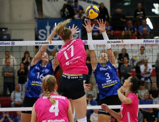 BAU 06.10.2023 Stuttgart Volleyball Allianz MTV Stuttgart vs. VC Wiesbaden, hinten v.l. Kayla Haneline (Stuttgart), Rachel Joy Anderson (Wiesbaden), Maria Segura Palleres (Stuttgart)