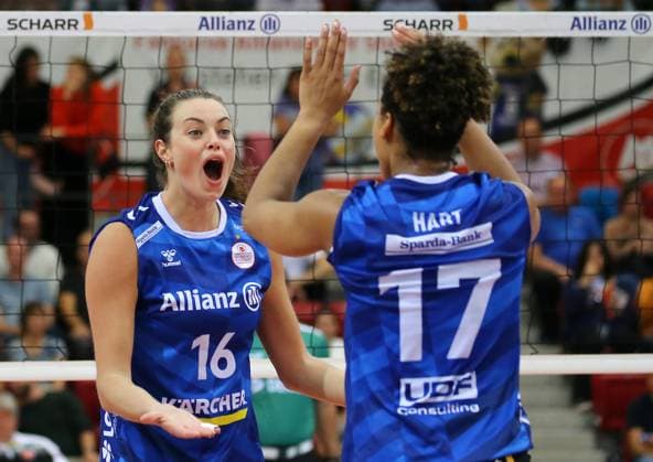 BAU 06.10.2023 Stuttgart Volleyball Allianz MTV Stuttgart vs. VC Wiesbaden, v.l. Kayla Haneline und Alexis Hart (Stuttgart) freuen sich
