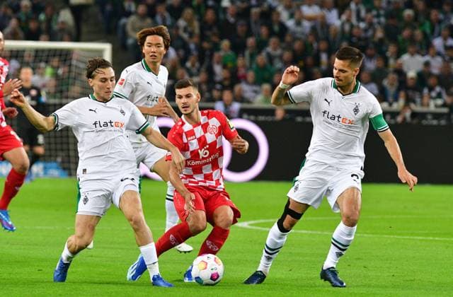 Sport Themen der Woche KW40 Sport Bilder des Tages 06.10.2023; Moenchengladbach; Fussball, Herren, 1. Fussball-Bundesliga, Saison 2023 2024, Borussia Moenchengladbach vs. 1. FSV Mainz 05 Rocco Reitz (Gladbach, li.) und Julian Weigl (Gladbach, re.) nehmen Tom Krauss (Mainz, Mitte)m in die Zange DFL regulations prohibit any use of photographs as image sequences and or quasi-video. Borussia-Park NRW Deutschland *** 06 10 2023 Moenchengladbach Football, Men, 1 Football Bundesliga, Season 2023 2024, Borussia Moenchengladbach vs 1 FSV Mainz 05 Rocco Reitz Gladbach, left and Julian Weigl Gladbach, right take Tom Krauss Mainz, center m in the pincers DFL regulations prohibit any use of photographs as image sequences and or quasi video Borussia Park NRW Germany