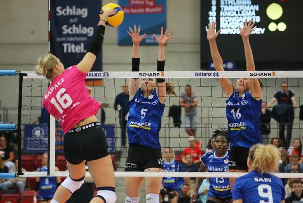 BAU 06.10.2023 Stuttgart Volleyball Allianz MTV Stuttgart vs. VC Wiesbaden, v.l. Izabella Rapaz (Wiesbaden), Corina Glaab, Kayla Haneline (Stuttgart)