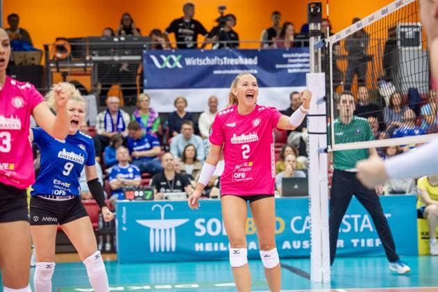 Jaidyn Blanchfield (VC Wiesbaden, 02), li: Rene Sain (VC Wiesbaden, 09) - Jubel Allianz MTV Stuttgart - VC Wiesbaden, Volleyball, Bundesliga, Frauen, VBL, Saison 2023 24, Spiel 1, 06.10.2023, Stuttgart (SCHARRena), DEU Allianz MTV Stuttgart - VC Wiesbaden, Sport, Volleyball, Bundesliga, Frauen, VBL, Saison 2023 24, Spiel 1, 06.10.2023, Stuttgart (SCHARRena), DEU Stuttgart Copyright: xSandyxDinkelackerx EP_SDR