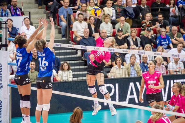 Izabella Rapacz (VC Wiesbaden, 16) gegn den Stuttgarter Block aus Alexis Hart (Allianz MTV Stuttgart, 17) und Kayla Haneline (Allianz MTV Stuttgart, 16) Allianz MTV Stuttgart - VC Wiesbaden, Volleyball, Bundesliga, Frauen, VBL, Saison 2023 24, Spiel 1, 06.10.2023, Stuttgart (SCHARRena), DEU Allianz MTV Stuttgart - VC Wiesbaden, Sport, Volleyball, Bundesliga, Frauen, VBL, Saison 2023 24, Spiel 1, 06.10.2023, Stuttgart (SCHARRena), DEU Stuttgart Copyright: xSandyxDinkelackerx EP_SDR