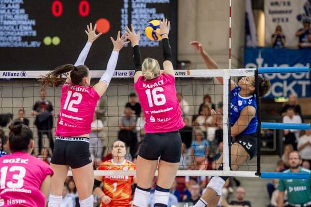 Nina Herelova (VC Wiesbaden, 12) und Izabella Rapacz (VC Wiesbaden, 16) blocken Ball von Alexis Hart (Allianz MTV Stuttgart, 17) Allianz MTV Stuttgart - VC Wiesbaden, Volleyball, Bundesliga, Frauen, VBL, Saison 2023 24, Spiel 1, 06.10.2023, Stuttgart (SCHARRena), DEU Allianz MTV Stuttgart - VC Wiesbaden, Sport, Volleyball, Bundesliga, Frauen, VBL, Saison 2023 24, Spiel 1, 06.10.2023, Stuttgart (SCHARRena), DEU Stuttgart Copyright: xSandyxDinkelackerx EP_SDR