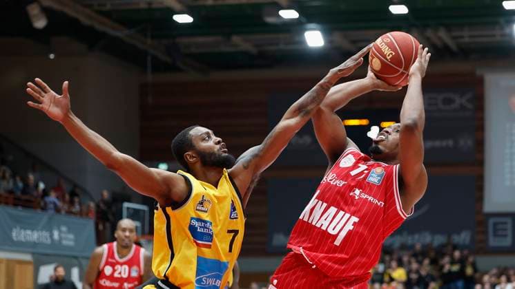 Sport Themen der Woche KW40 Sport Bilder des Tages 06.10.2023, Basketball, BBL, Wuerzburg Baskets - MHP Riesen Ludwigsburg, Wuerzburg, Tectake Arena. Bild: v. li. Desure Buie (MHP RIESEN, 7) und Isaiah Washington (Wuerzburg Baskets, 11) *** 06 10 2023, basketball, BBL, Wuerzburg Baskets MHP Riesen Ludwigsburg, Wuerzburg, Tectake Arena picture from left Desure Buie MHP RIESEN, 7 and Isaiah Washington Wuerzburg Baskets, 11 Copyright: HMBxMedia xHeikoxBecker