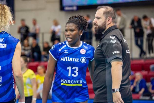 Krystal Rivers (Allianz MTV Stuttgart, 13) mit Konstantin Bitter (Trainer Allianz MTV Stuttgart) Allianz MTV Stuttgart - VC Wiesbaden, Volleyball, Bundesliga, Frauen, VBL, Saison 2023 24, Spiel 1, 06.10.2023, Stuttgart (SCHARRena), DEU Allianz MTV Stuttgart - VC Wiesbaden, Sport, Volleyball, Bundesliga, Frauen, VBL, Saison 2023 24, Spiel 1, 06.10.2023, Stuttgart (SCHARRena), DEU Stuttgart Copyright: xSandyxDinkelackerx EP_SDR