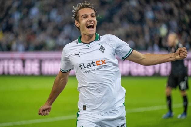 Bilder des Jahres 2023, Sport 10 Oktober Sport Themen der Woche KW40 Sport Bilder des Tages GER, 1.FBL, Borussia Moenchengladbach vs 1.FSV Mainz 05, Saison 2023 24, 06.10.2023, Borussia-Park, Borussia Moenchengladbach, GER, 1.FBL, Borussia Moenchengladbach vs 1.FSV Mainz 05, Saison 2023 24, Im Bild: Torjubel zum 1:0 durchFlorian Neuhaus (Borussia Mönchengladbach, 10) Einzelaktion, Halbkörper Halbkoerper; *** GER, 1 FBL, Borussia Moenchengladbach vs 1 FSV Mainz 05, season 2023 24, 06 10 2023, Borussia Park, Borussia Moenchengladbach, GER, 1 FBL, Borussia Moenchengladbach vs 1 FSV Mainz 05, season 2023 24, In the picture goal celebration to the 1 0 byFlorian Neuhaus Borussia Mönchengladbach, 10 individual action, half body half body nordphotoxGmbHxx xDenkinger nph00015