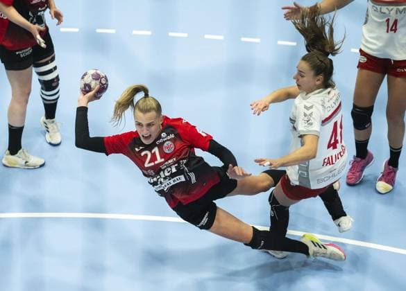 Sport Themen der Woche KW40 Sport Bilder des Tages HANDBALL FRAUEN 1. BUNDESLIGA 4. SPIELTAG THC - BBM BIETIGHEIM *** NUR FÜR REDAKTIONELLE ZWECKE *** EDITORIAL USE ONLY ***<p>06 10 2023-Bad Langensalza: Handball Frauen 1. Bundesliga Frauen Saison 2023-2024 Salzhalle 4. Spieltag Thüringer HC - SG BBM Bietigheim im Foto: Annika Lott 21 (Thüringer HC) im Zweikampf mit Dorottya FaluvÃ gi 48 (SG BBM Bietigheim) ( Deutschland Thueringen Bad Langensalza Copyright: SaschaxFromm *** HANDBALL WOMEN 1 BUNDESLIGA 4 GAME DAY THC BBM BIETIGHEIM FOR EDITORIAL PURPOSES ONLY EDITORIAL USE ONLY p 06 10 2023 Bad Langensalza Handball Women 1 Bundesliga Women Season 2023 2024 Salt Hall 4 match day Thuringian HC SG BBM Bietigheim in the photo Annika Lott 21 Thuringian HC in a duel with Dorottya FaluvÃ gi 48 SG BBM Bietigheim Germany Thuringia Bad Langensalza Copyright SaschaxFromm Copyright: SaschaxFromm doc7s9ts2geis8enhjwk9m ,EDITORIAL USE ONLY