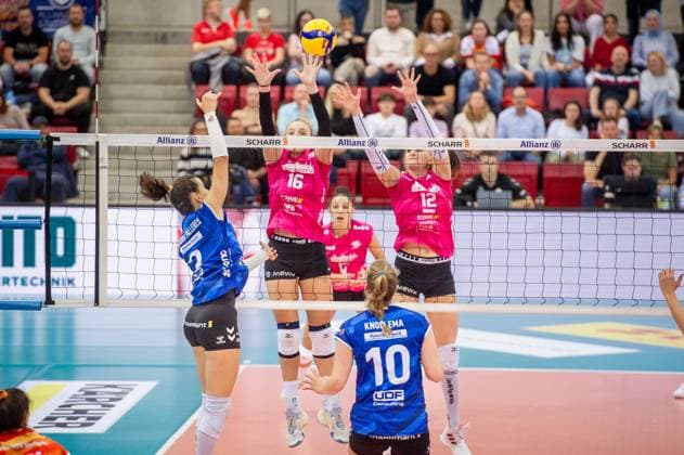 Maria Segura Palleres (Allianz MTV Stuttgart, 03) gegen Wiesbadener Block aus Izabella Rapacz (VC Wiesbaden, 16) und Nina Herelova (VC Wiesbaden, 12) Allianz MTV Stuttgart - VC Wiesbaden, Volleyball, Bundesliga, Frauen, VBL, Saison 2023 24, Spiel 1, 06.10.2023, Stuttgart (SCHARRena), DEU Allianz MTV Stuttgart - VC Wiesbaden, Sport, Volleyball, Bundesliga, Frauen, VBL, Saison 2023 24, Spiel 1, 06.10.2023, Stuttgart (SCHARRena), DEU Stuttgart Copyright: xSandyxDinkelackerx EP_SDR