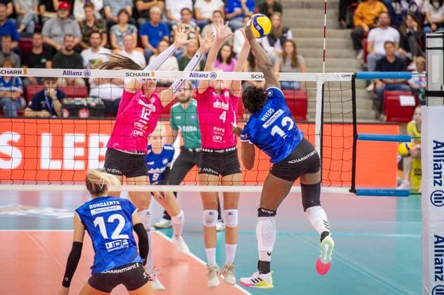 Krystal Rivers (Allianz MTV Stuttgart, 13) vs. Wiesbadener Block aus Nina Herelova (VC Wiesbaden, 12) und Tanja Grosser (VC Wiesbaden, 04) Allianz MTV Stuttgart - VC Wiesbaden, Volleyball, Bundesliga, Frauen, VBL, Saison 2023 24, Spiel 1, 06.10.2023, Stuttgart (SCHARRena), DEU Allianz MTV Stuttgart - VC Wiesbaden, Sport, Volleyball, Bundesliga, Frauen, VBL, Saison 2023 24, Spiel 1, 06.10.2023, Stuttgart (SCHARRena), DEU Stuttgart Copyright: xSandyxDinkelackerx EP_SDR