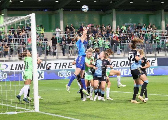 Starke Parade von Torhueterin Kristin Krammer (1. FC Nuernberg) Fussball, Frauen, Saison 2023 2024, 1.Liga, Google Pixel Frauen-Bundesliga, VfL Wolfsburg gegen 1.FC Nuernberg, 1-0 DFL REGULATIONS PROHIBIT ANY USE OF PHOTOGRAPHS AS IMAGE SEQUENCES AND OR QUASI-VIDEO.