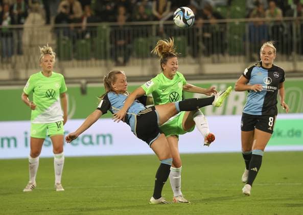 Sport Bilder des Tages Luisa Guttenberger (1. FC Nuernberg), Chantal Hagel (VfL Wolfsburg) Fussball, Frauen, Saison 2023 2024, 1.Liga, Google Pixel Frauen-Bundesliga, VfL Wolfsburg gegen 1.FC Nuernberg, 1-0 DFL REGULATIONS PROHIBIT ANY USE OF PHOTOGRAPHS AS IMAGE SEQUENCES AND OR QUASI-VIDEO.