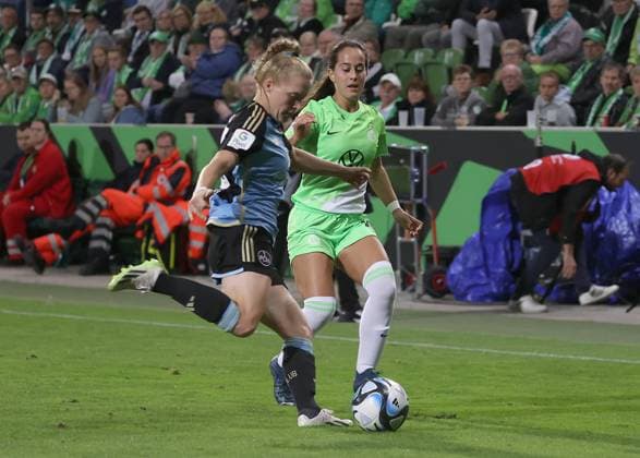 Franziska Mai (1. FC Nuernberg), Nuria Rabano Blanco (VfL Wolfsburg) Fussball, Frauen, Saison 2023 2024, 1.Liga, Google Pixel Frauen-Bundesliga, VfL Wolfsburg gegen 1.FC Nuernberg, 1-0 DFL REGULATIONS PROHIBIT ANY USE OF PHOTOGRAPHS AS IMAGE SEQUENCES AND OR QUASI-VIDEO.