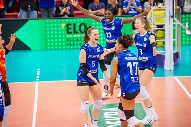 Corina Glaab (Allianz MTV Stuttgart, 05), Krystal Rivers (Allianz MTV Stuttgart, 13), Alexis Hart (Allianz MTV Stuttgart, 17), Monique Strubbe (Allianz MTV Stuttgart, 08), vl., Jubel Allianz MTV Stuttgart - VC Wiesbaden, Volleyball, Bundesliga, Frauen, VBL, Saison 2023 24, Spiel 1, 06.10.2023, Stuttgart (SCHARRena), DEU Allianz MTV Stuttgart - VC Wiesbaden, Sport, Volleyball, Bundesliga, Frauen, VBL, Saison 2023 24, Spiel 1, 06.10.2023, Stuttgart (SCHARRena), DEU Stuttgart Copyright: xSandyxDinkelackerx EP_SDR